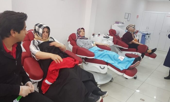 AK PARTİLİ KADINLARDAN KAN BAĞIŞI