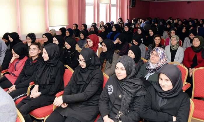 REKTÖR ÖĞRENCİLERLE BİR ARAYA GELDİ