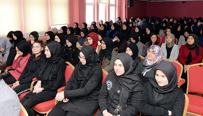 REKTÖR ÖĞRENCİLERLE BİR ARAYA GELDİ