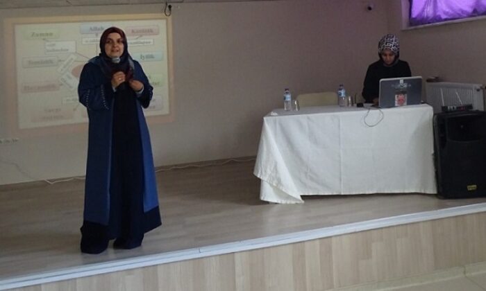 İSKİLİP’TE NAMAZ KONFERANSI VERDİ