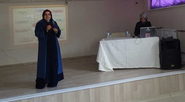 İSKİLİP’TE NAMAZ KONFERANSI VERDİ