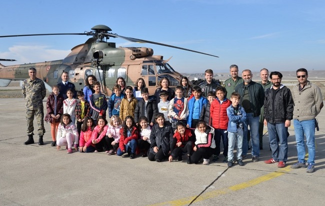 SAVAŞ UÇAKLARINI YERİNDE İNCELEDİLER