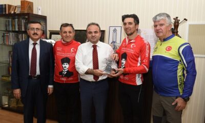 BİSİKLETÇİLERDEN ATA’YA SAYGI YOLCULUĞU