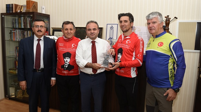 BİSİKLETÇİLERDEN ATA’YA SAYGI YOLCULUĞU