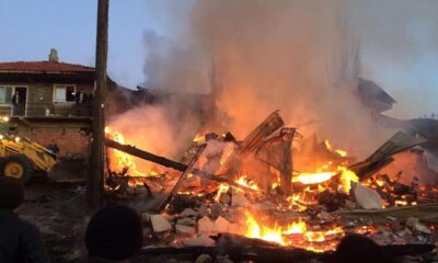 KUZULUK KÖYÜNDE 4 EV 1 AHIR KÜL OLDU