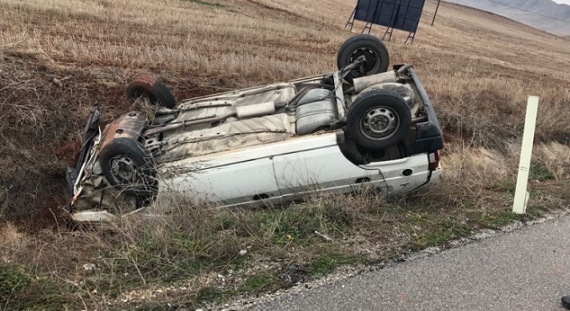 OTOMOBİL TAKLA ATTI: 1 ÖLÜ 4 YARALI