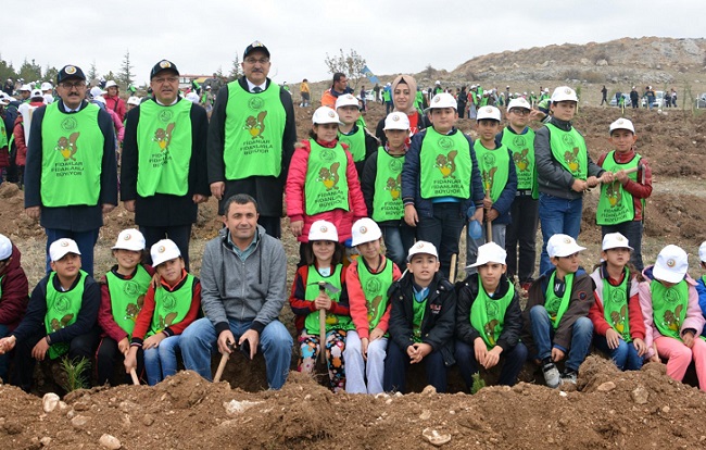 ÖĞRENCİLER 2 BİN 500 FİDAN DİKTİ