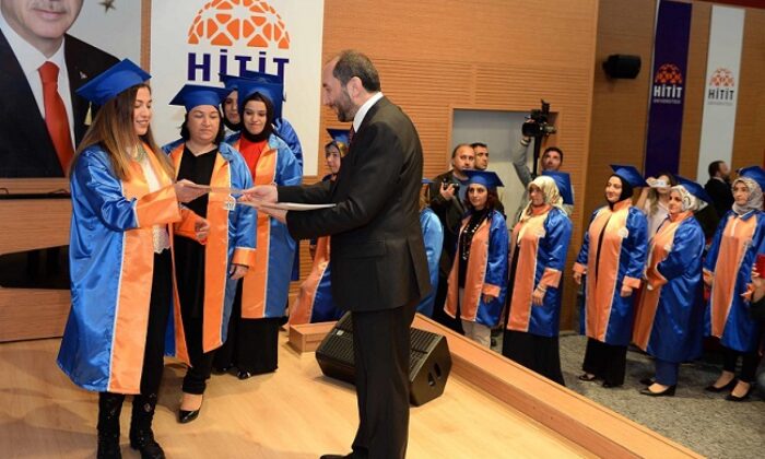 ANNE ÜNİVERSİTESİNDE MEZUNİYET SEVİNCİ