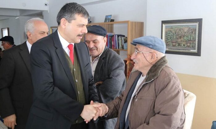 VALİ ÇİFTÇİ YAŞLILARIN GÖNLÜNÜ ALDI
