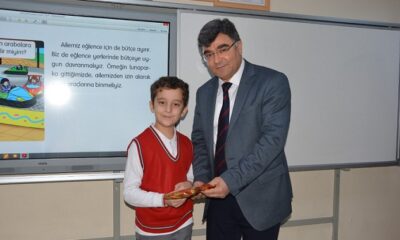 VALİ YARDIMCISI FSM’DE KİTAP DAĞITTI