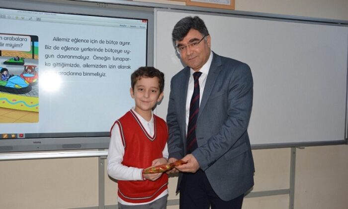 VALİ YARDIMCISI FSM’DE KİTAP DAĞITTI