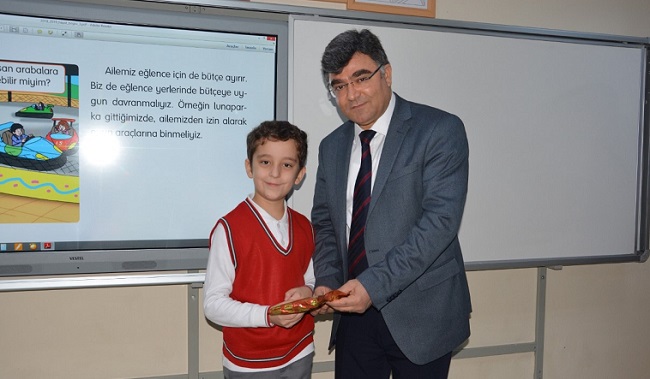 VALİ YARDIMCISI FSM’DE KİTAP DAĞITTI