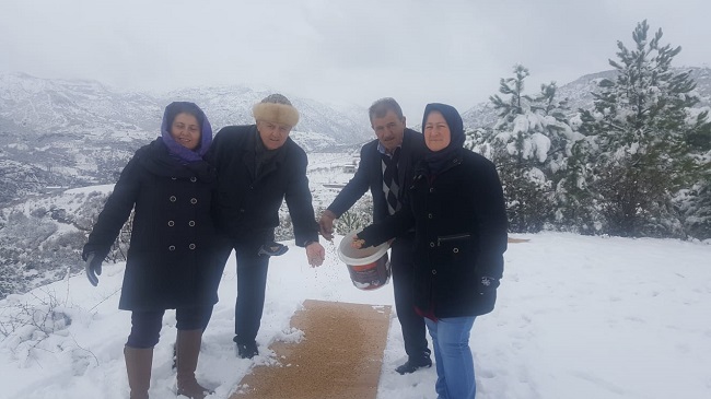KUŞLAR İÇİN DOĞAYA YEM BIRAKTILAR
