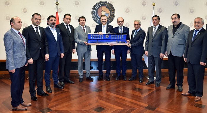 FATİH’İN KILICINI HEDİYE ETTİLER