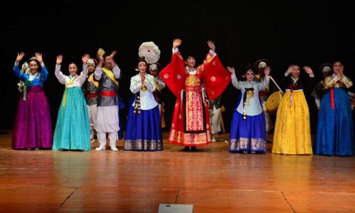 KORELİ SANATÇILAR AYAKTA ALKIŞLANDI