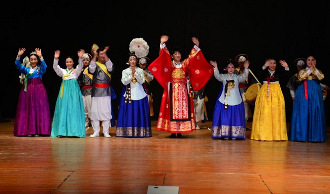KORELİ SANATÇILAR AYAKTA ALKIŞLANDI