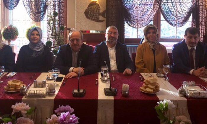 AK KADINLARLA BİR ARAYA GELDİLER