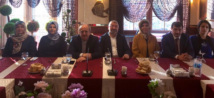 AK KADINLARLA BİR ARAYA GELDİLER