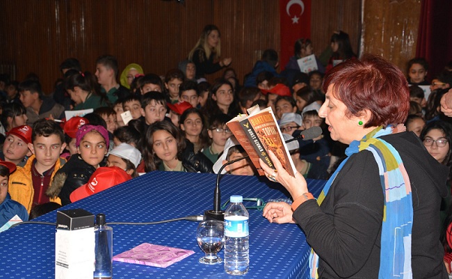 BUKET UZUNER ÖĞRENCİLERLE BULUŞTU