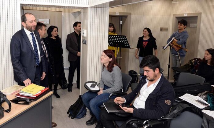 RESİM VE MÜZİK ATÖLYELERİNİ İNCELEDİ