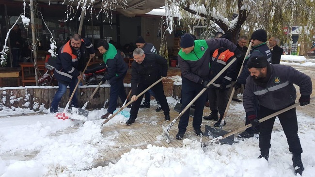 BAŞKAN ADAYI İŞÇİLERLE KAR KÜREDİ