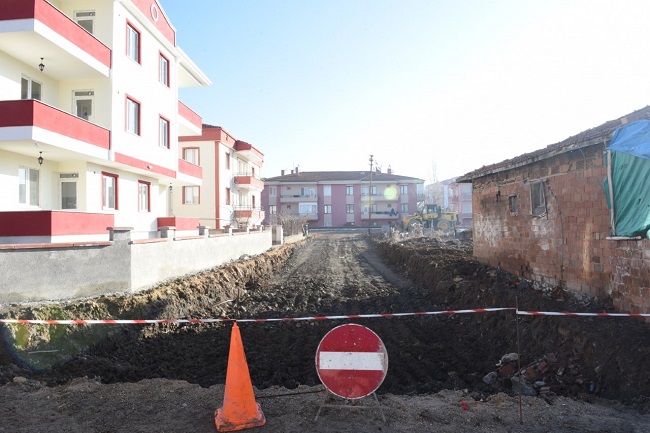 BELEDİYE YENİ YOLLAR AÇMAYA DEVAM EDİYOR