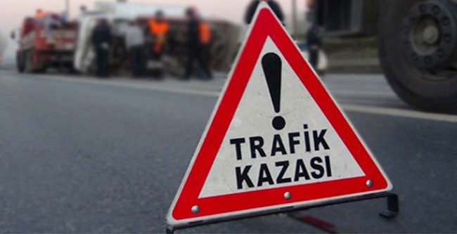 OTOMOBİL TRAKTÖRE ÇARPTI: 1 YARALI