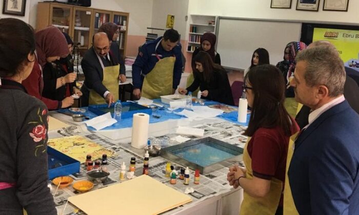 İSKİLİP’TE EBRU ATÖLYESİ AÇILDI