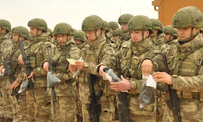 ÇORUMLU MİNİKLER MEHMETÇİK İÇİN ATKI ÖRDÜ