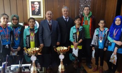 MÜDÜR ŞAMPİYON ÖĞRENCİLERİ ÖDÜLLENDİRDİ