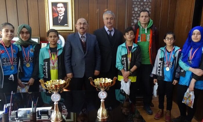 MÜDÜR ŞAMPİYON ÖĞRENCİLERİ ÖDÜLLENDİRDİ