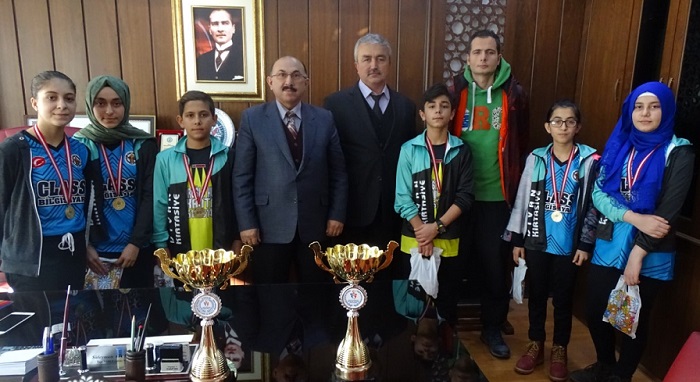 MÜDÜR ŞAMPİYON ÖĞRENCİLERİ ÖDÜLLENDİRDİ