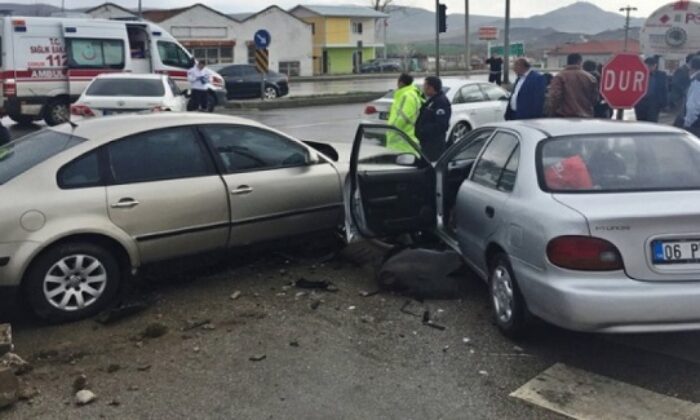 ÇORUM-ANKARA YOLUNDA ZİNCİRLEME KAZA