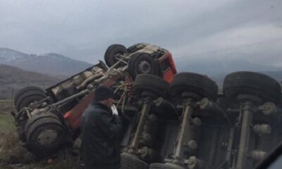LAÇİN’DE KÖMÜR YÜKLÜ TIR DEVRİLDİ