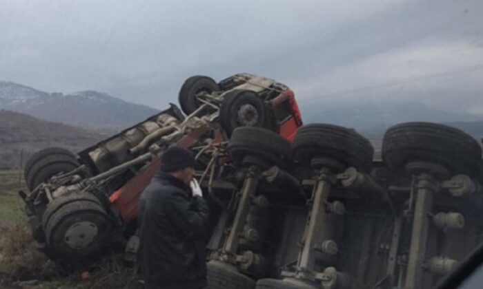 LAÇİN’DE KÖMÜR YÜKLÜ TIR DEVRİLDİ
