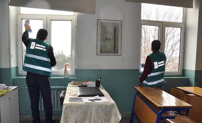 OKULLARIN TEMİZLİĞİNİ YAPIYORLAR