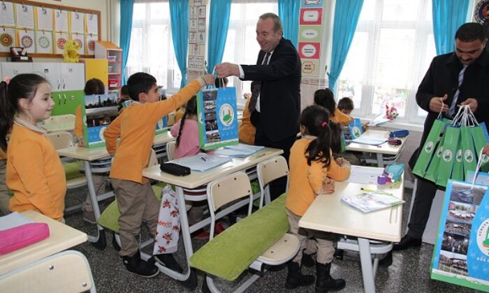 ŞAHİNER’DEN MİNİKLERE KİTAP SETİ HEDİYESİ