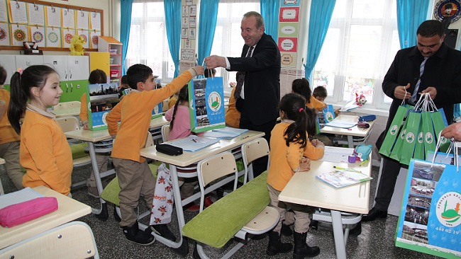 ŞAHİNER’DEN MİNİKLERE KİTAP SETİ HEDİYESİ