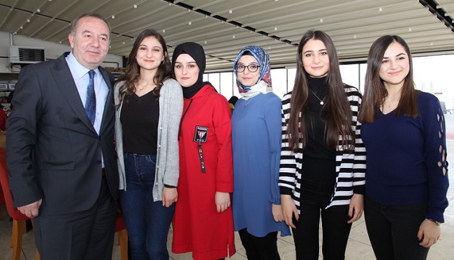 BAŞKAN ÖĞRENCİLERLE KAHVALTIDA BULUŞTU