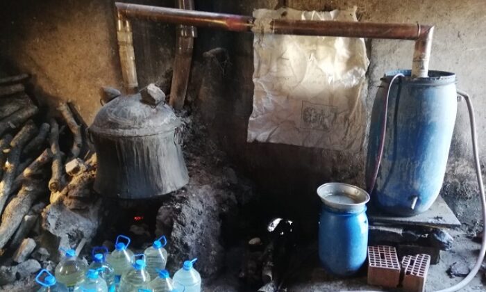 KAÇAK ŞARAP VE RAKI YAPARKEN YAKALANDI