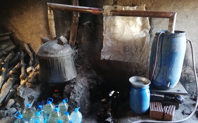 KAÇAK ŞARAP VE RAKI YAPARKEN YAKALANDI