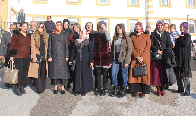 HUZUREVİ YAŞLILARIN GÖNLÜNÜ ALDILAR