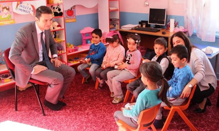 KAYMAKAM’DAN MİNİK ÖĞRENCİLERE ZİYARET
