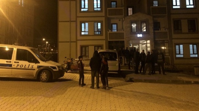 27 YAŞINDAKİ GENÇ KENDİNİ ASTI