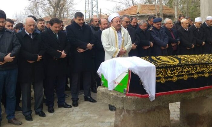 EMİNE KAVUNCU DUALARLA UĞURLANDI