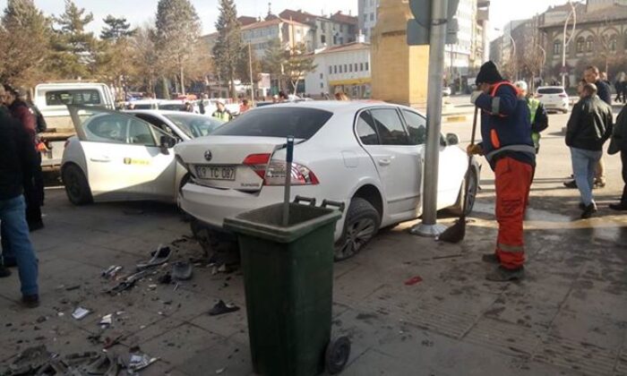 ARAÇTA RAHATSIZLANINCA KAZA YAPTI