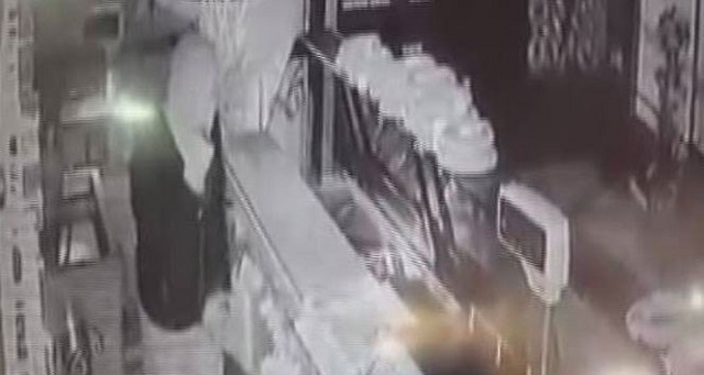 MASKELİ HIRSIZLAR BAKKALI SOYDU