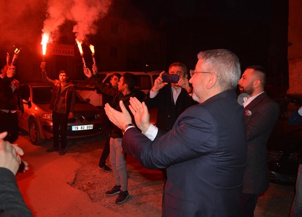 GENÇLER AŞGIN’I MEŞALELERLE KARŞILADI