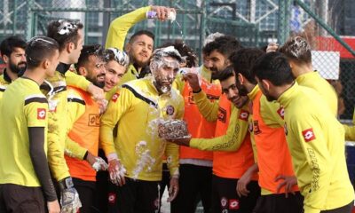 BAŞARILI FUTBOLCUYA SÜRPRİZ KUTLAMA