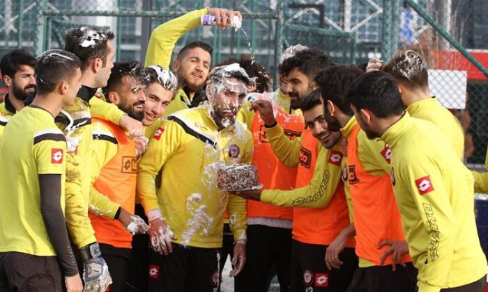 BAŞARILI FUTBOLCUYA SÜRPRİZ KUTLAMA
